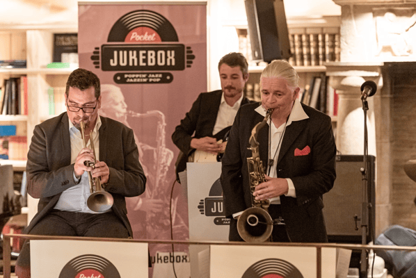 Alma Cilurzo Jazzsängerin mit Jazz Band Pocket Jukebox Lenk Jazztage Lenkerhof Peter Wespi Saxofon Gitarre Trompete