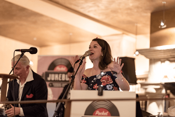 Alma Cilurzo Jazzsängerin mit Jazz Band Pocket Jukebox Lenk Jazztage Lenkerhof Peter Wespi
