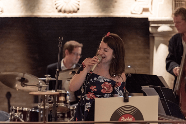 Alma Cilurzo Jazzsängerin mit Jazz Band Pocket Jukebox Lenk Jazztage Lenkerhof Peter Wespi