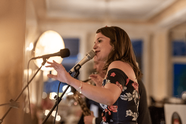 Alma Cilurzo Jazzsängerin mit Jazz Band Pocket Jukebox Lenk Jazztage Lenkerhof Peter Wespi