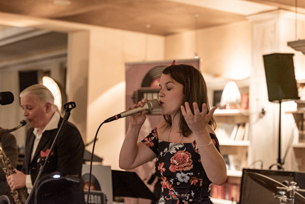 Alma Cilurzo Jazzsängerin mit Jazz Band Pocket Jukebox Lenk Jazztage Lenkerhof Peter Wespi