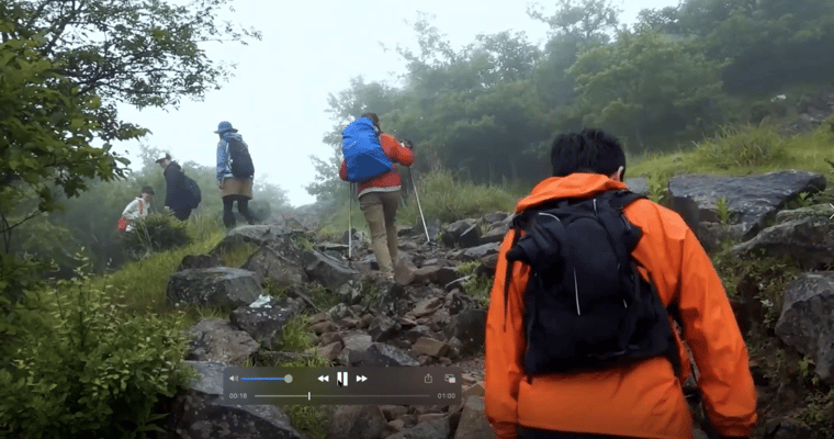 マスクは外し人と十分な距離をとって登る