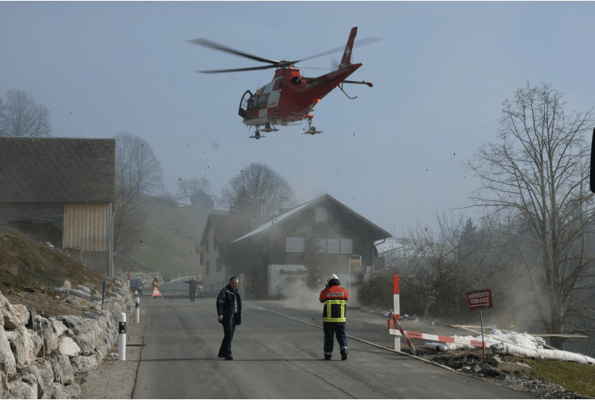 Arbeitsunfall. REGA Heli