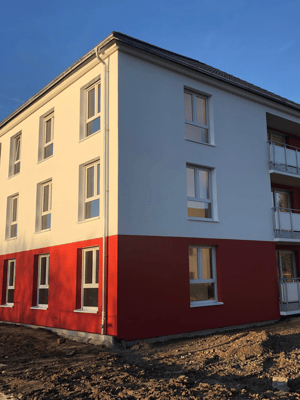 Immobilie frontale Ansicht weißes Gebäude mit rotem Erdgeschoss