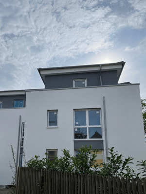 Immobilie frontale Ansicht weißes Gebäude 2