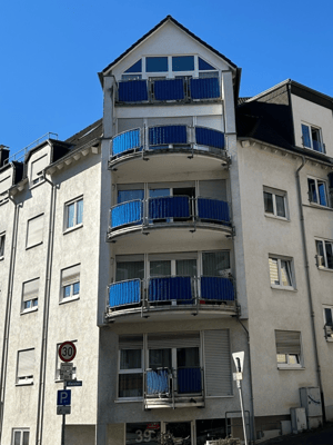 Immobilie frontale Ansicht weißes Gebäude mit Balkon