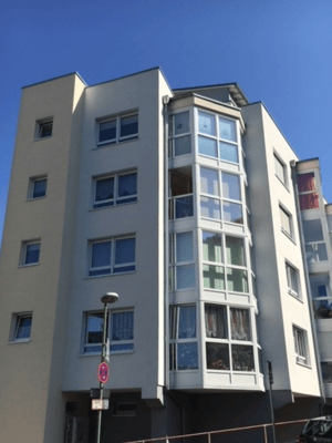 Immobilie frontale Ansicht weiß, gelb und graues Gebäude