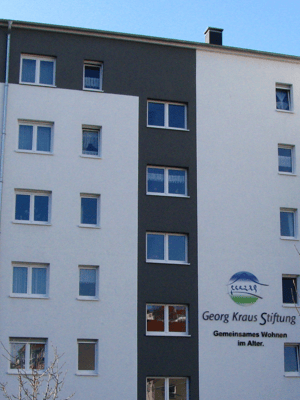 Immobilie frontale Ansicht weißes Gebäude mit grauem Anteil