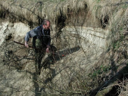 Kurt Scholz beim Abstechen einer Wand