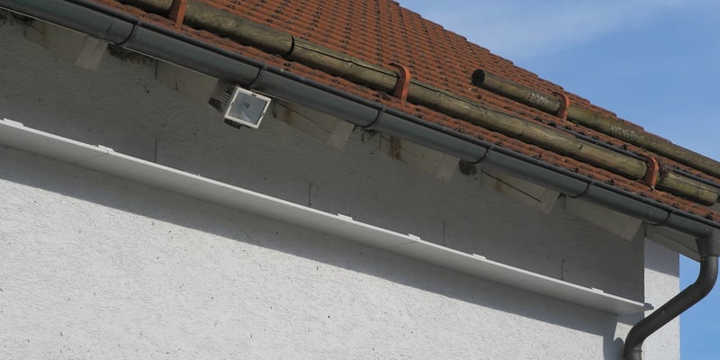 Die Kotbretter gehen über die ganze Hauslänge