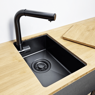 Warmwasser Armatur in kleiner Spüle 340x220 [Dark Edition]