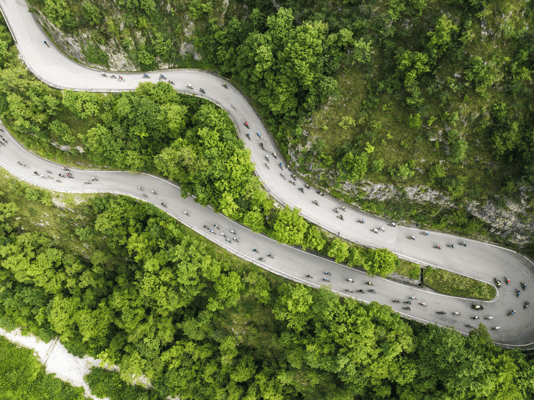 Spektakuläre Strecken, überwältigende Pässe und namhafte Etappenorte begleiteten die Teilnehmenden der TOUR Transalp in den vergangenen Tagen ©Markus Greber