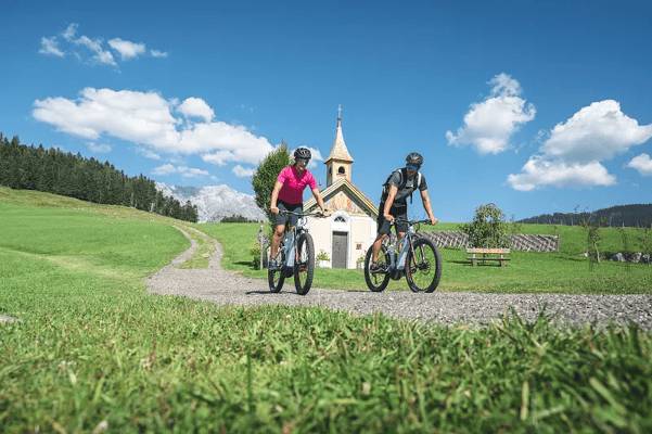 Tolles E-Bike-Streckennetz, ausgiebige Touren, actionreiche Flowtrails und vieles mehr: Am Hochkönig schlagen die Herzen aller Biker:innen höher  ©Hochkönig Tourismus