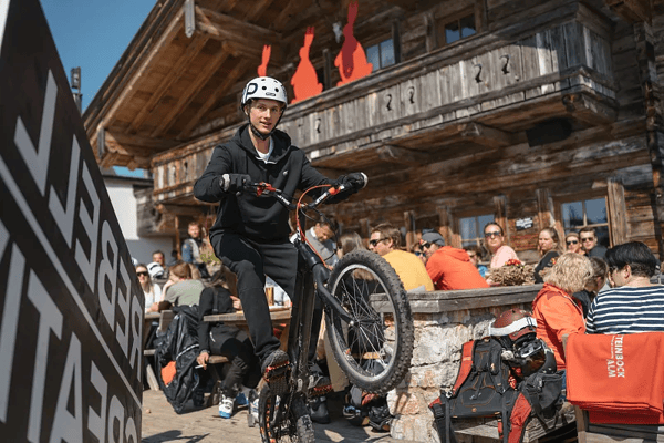 Tolles E-Bike-Streckennetz, ausgiebige Touren, actionreiche Flowtrails und vieles mehr: Am Hochkönig schlagen die Herzen aller Biker:innen höher  ©Hochkönig Tourismus