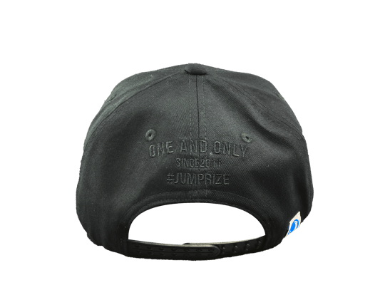 後ろにはONE AND ONLYの刺繍入り