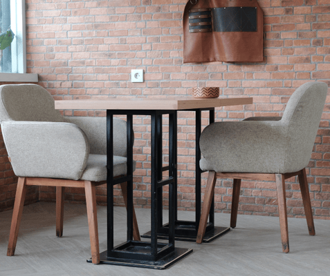 Catrin-Meier.de-Bildnachweis-Black-Wooden-Table-and-Chairs-Windo-Nugroho