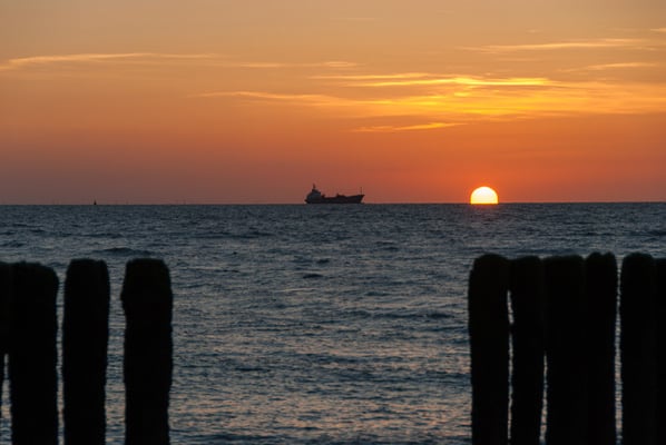 Hier war ich zur richtigen Zeit am richtigen Ort, aber 10 Minuten später wäre die Sonne verschwunden gewesen … also immer schon vorher ein paar Fotos, ehe die Sonne das Meer berührt