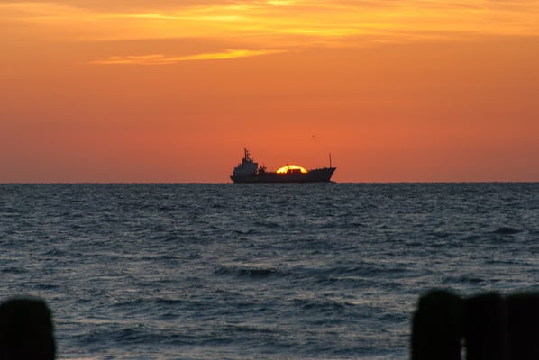 Dazu das Finale der Fotoserie, wenn die Sonne genau hinter dem Schiff untergeht