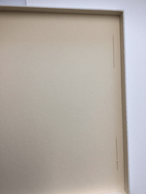 Bild fixieren; Trägerkarton geschlitzt