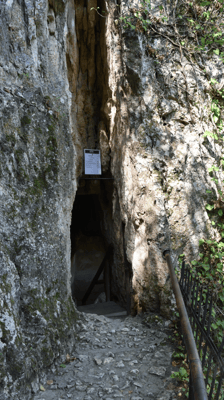 Eingang zur Felsenkirche