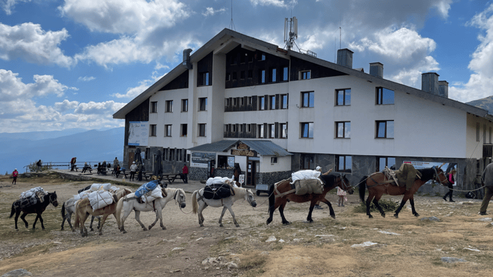 Berghütte Rilaseen mit Pferdetransport