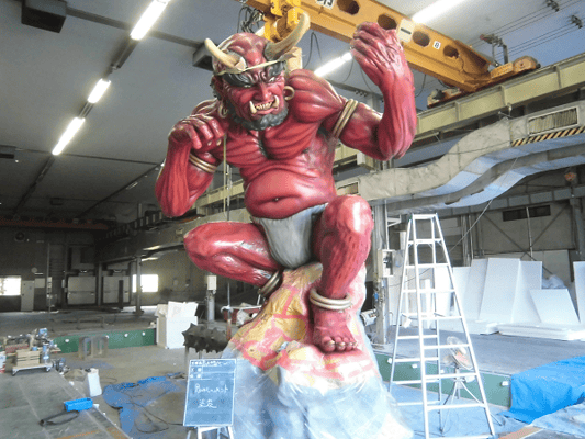 工場　鬼モニュメントの組み立て