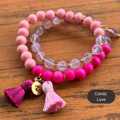 Doppelarmband aus Holz und Halbedelsteinen aus dem Atelier in Zürcher Oberland.