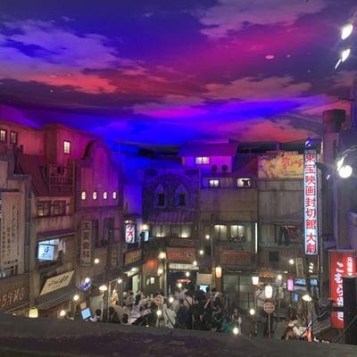 「銘店ラーメン」が味わえる地下フロア（夕景）