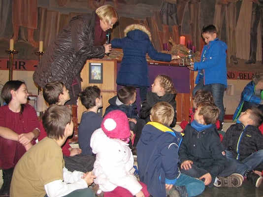Dritter Adventsonntag, die Laterne im dritten Stallfenster wird entzündet