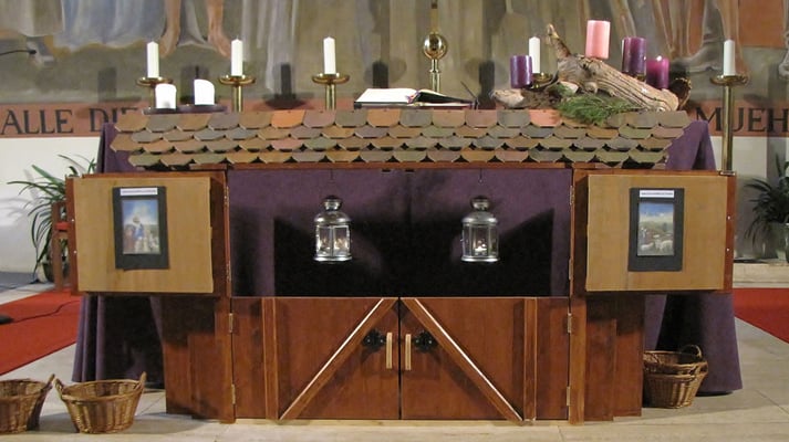 Zweiter Adventsonntag, die zweite Laterne hängt im zweiten Stallfenster