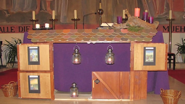 Dritter Adventsonntag, die dritte Laterne hängt im dritten Stallfenster