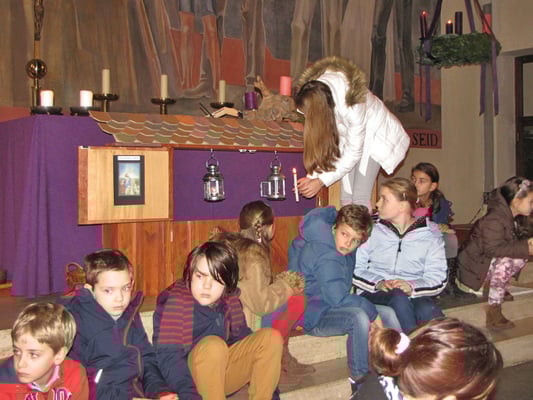 Zweiter Adventsonntag, die Laterne im zweiten Stallfenster wird entzündet