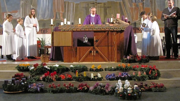 Erster Adventsonntag, die erste Laterne hängt im ersten Stallfenster