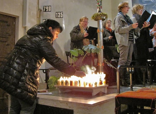 Dritter Adventsonntag, die Kerzen der Erstkommunionkinder werden entzündet