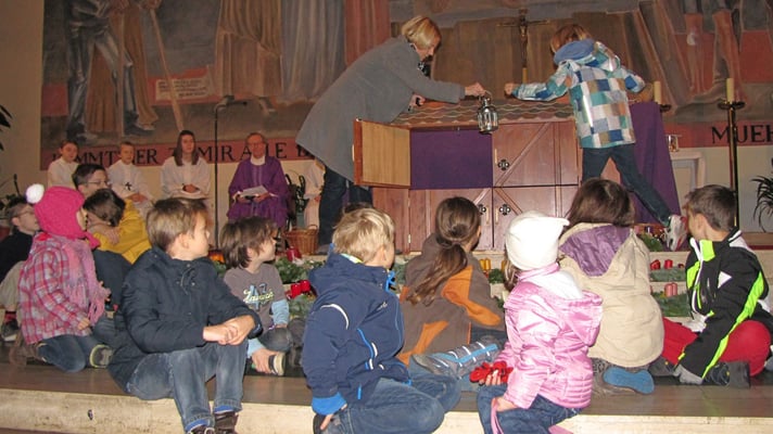 Erster Adventsonntag, die erste Laterne kommt ins erste Stallfenster.