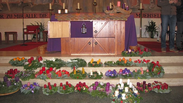 Erster Adventsonntag, die erste Laterne hängt im ersten Stallfenster