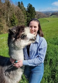 Elena mit Alpaka Leo