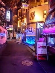 鶯谷のホテル街の風景