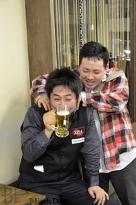 勝ったキジ、勝利の美酒。で、「どちらが老けて見えるか対決」はどっちに軍配が上がったのだろうか……