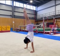 逆立ちで上半身も鍛える、日常生活で使わない脳・神経や筋肉発達させる小学生体操クラス