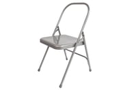 Yogastuhl mit Doppelgelenk in silber, weiß und schwarz von yogawood. Stabiler Yogastuhl mit verstärktem Doppelgelenk für sicheren Stand, zusammenklappbar- modifizierter Metal-Rohrrahmen und Metallsitzfläche.