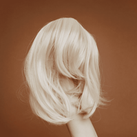 La bulle d'hair, présentant un prothèse capillaire blond platine