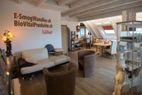 i-like Showroom Testgerät beratung partner maag-isch e-smogwandler esmogwandler elektrosmog umwandeln entfernen neutralisieren vitalisiern gesund essen bioresonanz biofeedback elektrofahrzeug tesla mercedes peugeot i-like partner schweiz deutschland öster