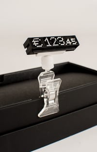 TAXOM Universal Clip mit Preismodul 800-200 an schwarzer Schachtel