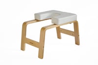 Kopfstandhocker in weiß von yogawood aus Birke Multiplex und veganen Leder.  Der Yoga Kopfstandhocker bietet ein ergonomisches und innovatives Design.  Das Gestell des yogawood Kopfstandhockers ist aus schichtverleimtem Birkenholz gefertigt.