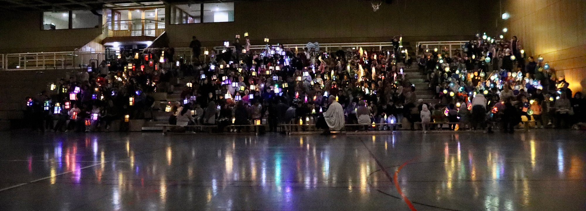 Ein Lichtermeer in der Sonnenschule: Unser Martinsfest