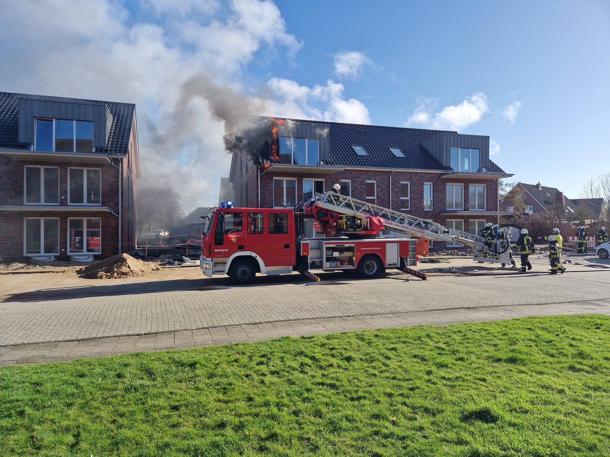 Brand in Neubau-Mehrfamilienhaus auf Borkum: Feuerwehr verhindert Ausbreitung im Obergeschoss