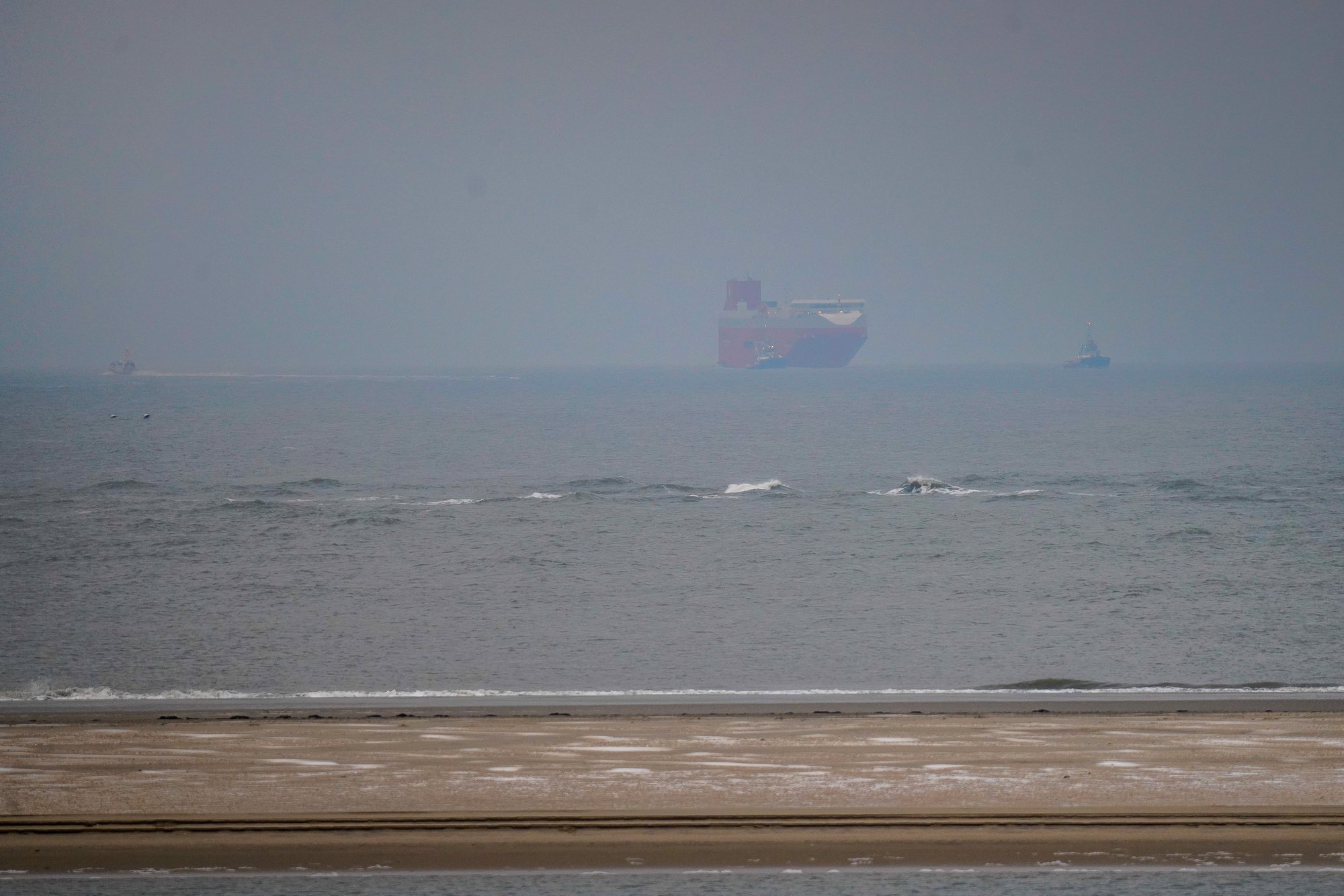 Brand auf Autofrachter vor Borkum gelöscht – Schiff liegt manövrierunfähig vor Anker