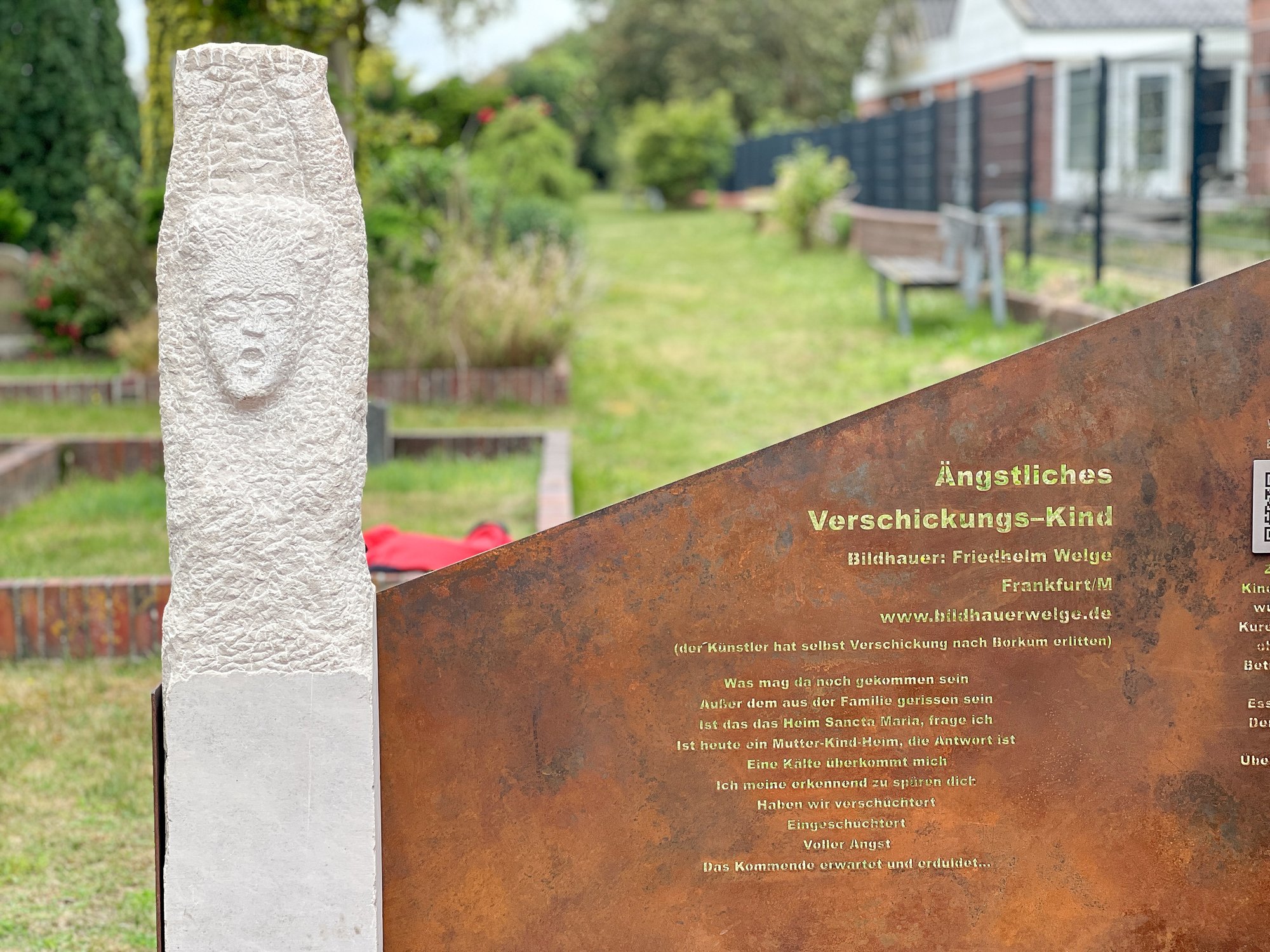 „Erinnern heißt Verantwortung übernehmen“ – Gedenkstele für Verschickungskinder auf Borkum enthüllt