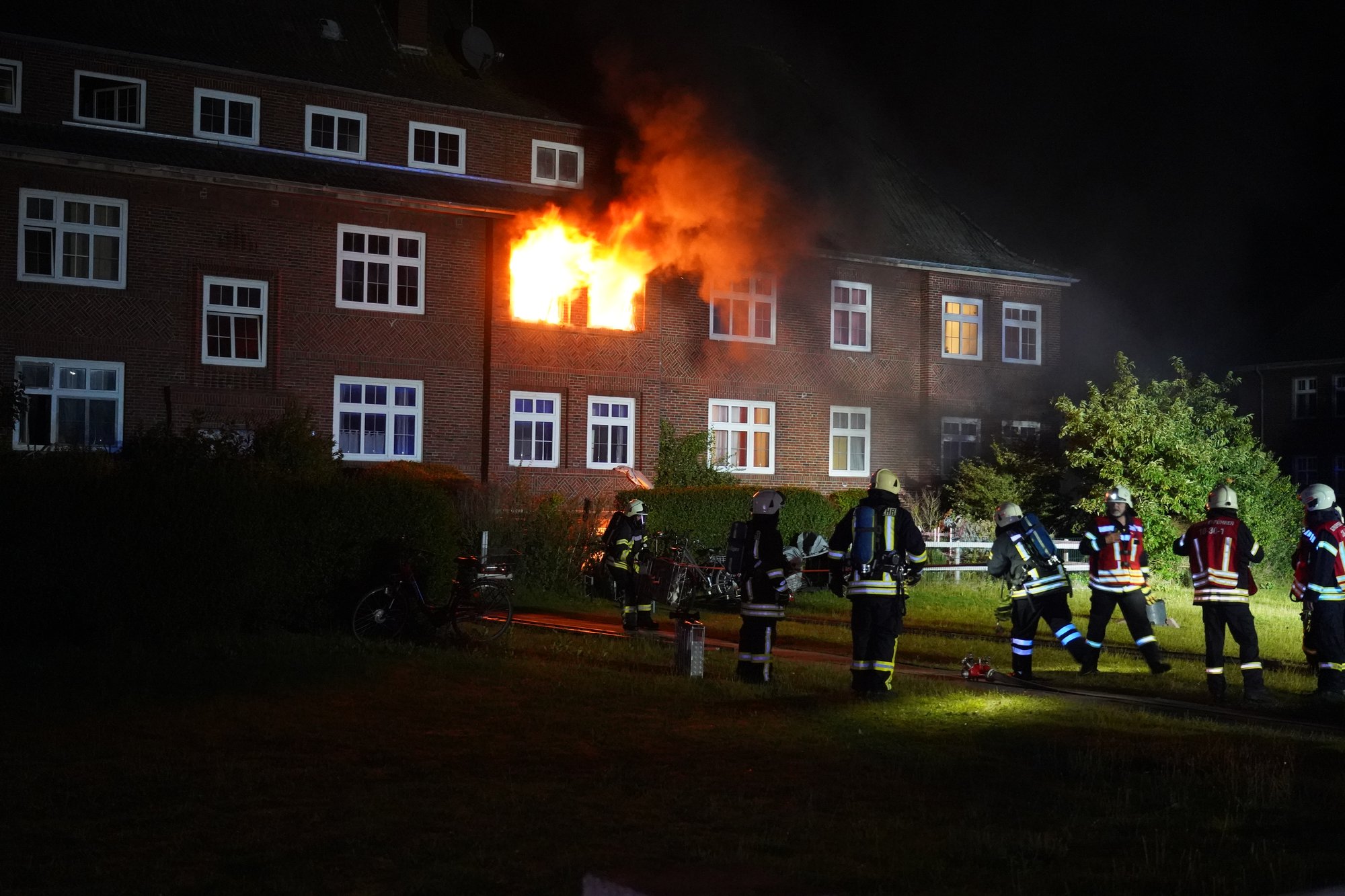 Freiwillige Feuerwehr Borkum: Schwerer Wohnhausbrand in der Hindenburgstraße